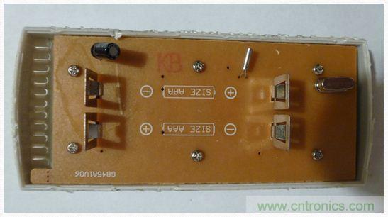 圖4：移開電池后的PCB同一面。